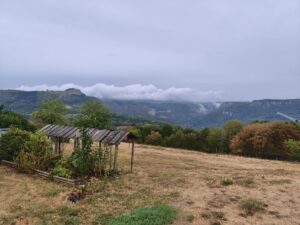 Vue roche avec jardin (1)